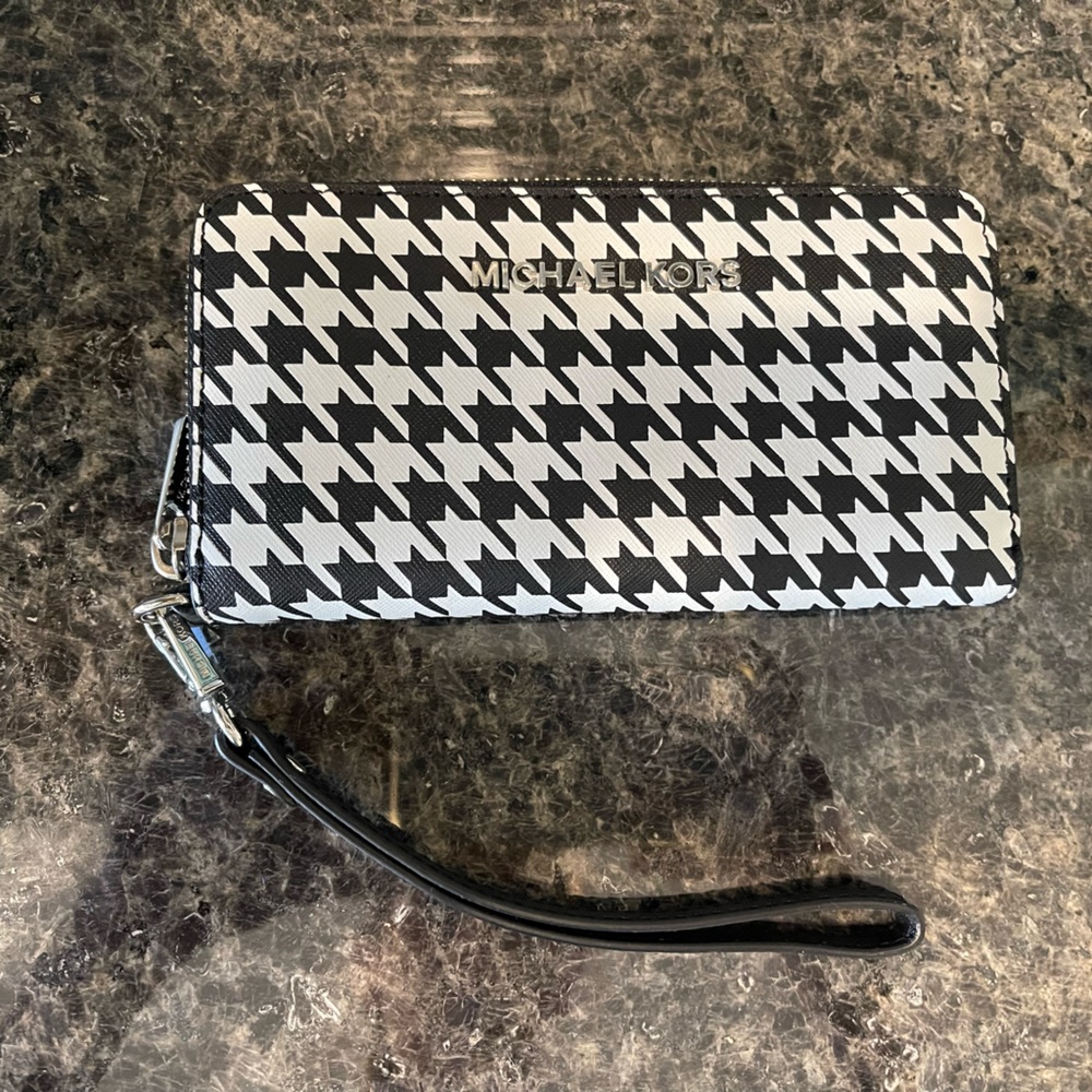 Micheal Kors houndstooth wristlet